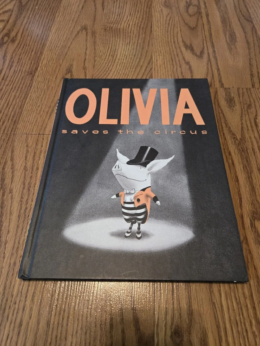Olivia Saves the Circus by Ian Falconer 2001 Picture Book Illustrated Hardcover